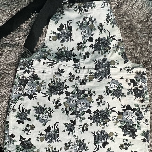 FOREVER21 FLORAL OVER ALLS - Picture 4 of 4